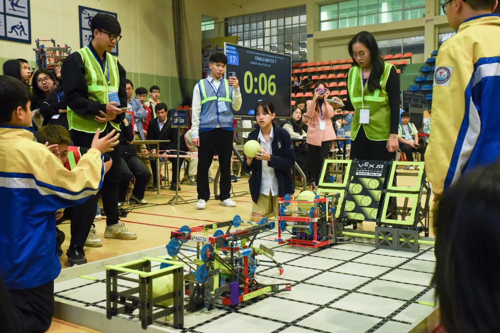 A game as part of the VEX Robotics 2025 competition, IQ category. (Photo: HUST)