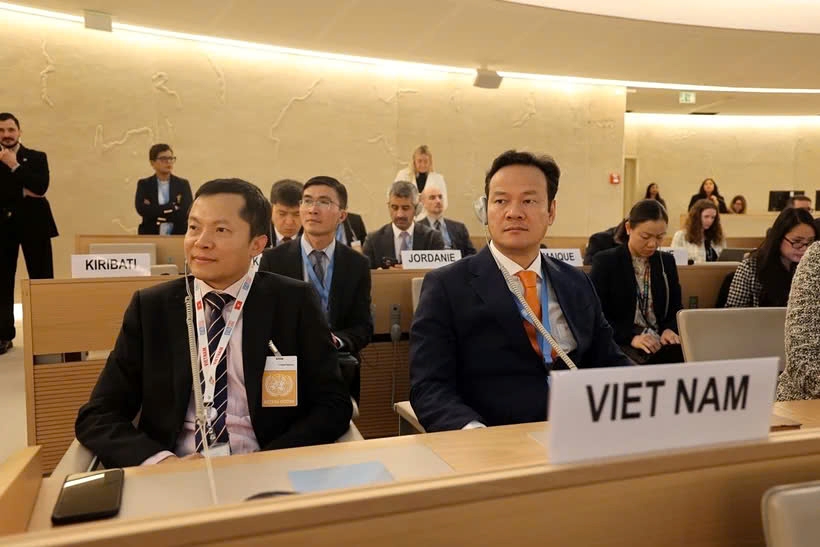 Ambassador Mai Phan Dung (second from left), head of the Permanent Mission of Vietnam to Geneva, is taking part in the 58th session of the United Nations Human Rights Council (UNHRC) taking place in Geneva, Switzerland, from February 24 to April 4. (Photo: VNA)