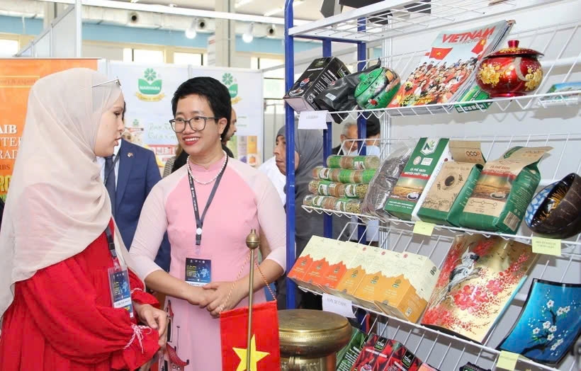 Vietnamese products are introduced to Algerian consumers. (Photo: VNA)