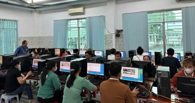 People take the test on computers for A1 driving licence in Tây Ninh province.