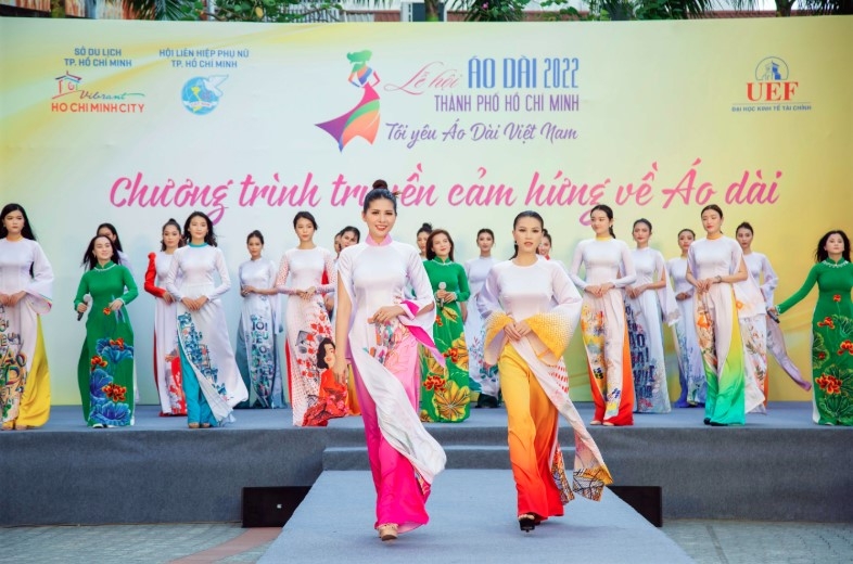 The annual event aims to introduce the unique features of the traditional Vietnamese long dress to international friends. (Photo courtesy of the organizers)