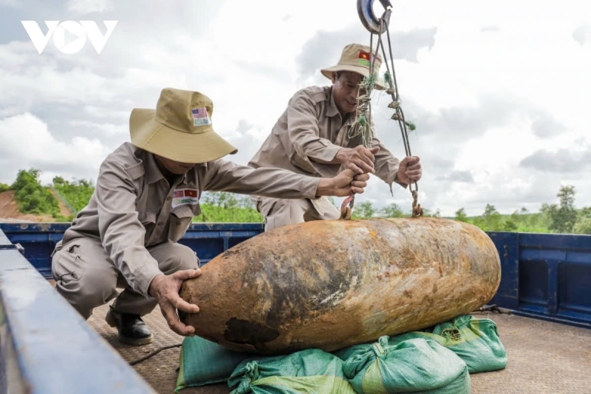 Though the war ended about 50 years ago, many unexploded bombs and mines have been left over in central Vietnam, especially Quang Tri province that was fiercely bombarded by US imperialists during the war.