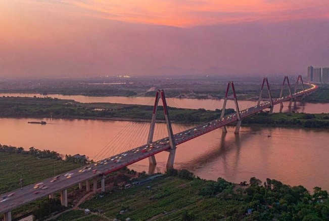 Nhat Tan Bridge is one of seven bridges spanning the Red River, connecting Tay Ho district with Dong Anh district in Hanoi.