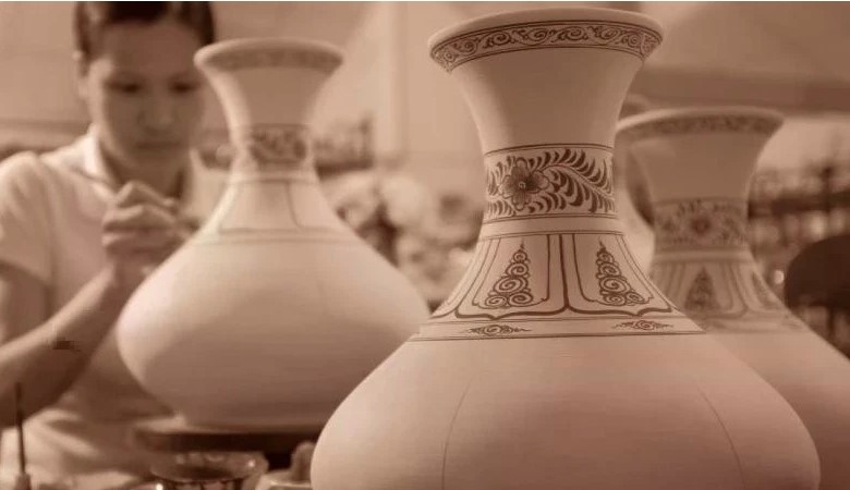 Bat Trang ceramic products not only serve people in their daily life, but also have high aesthetic value thanks to the amazing craftsmanship and artisans' creativity. (Photo: nhandan.vn)