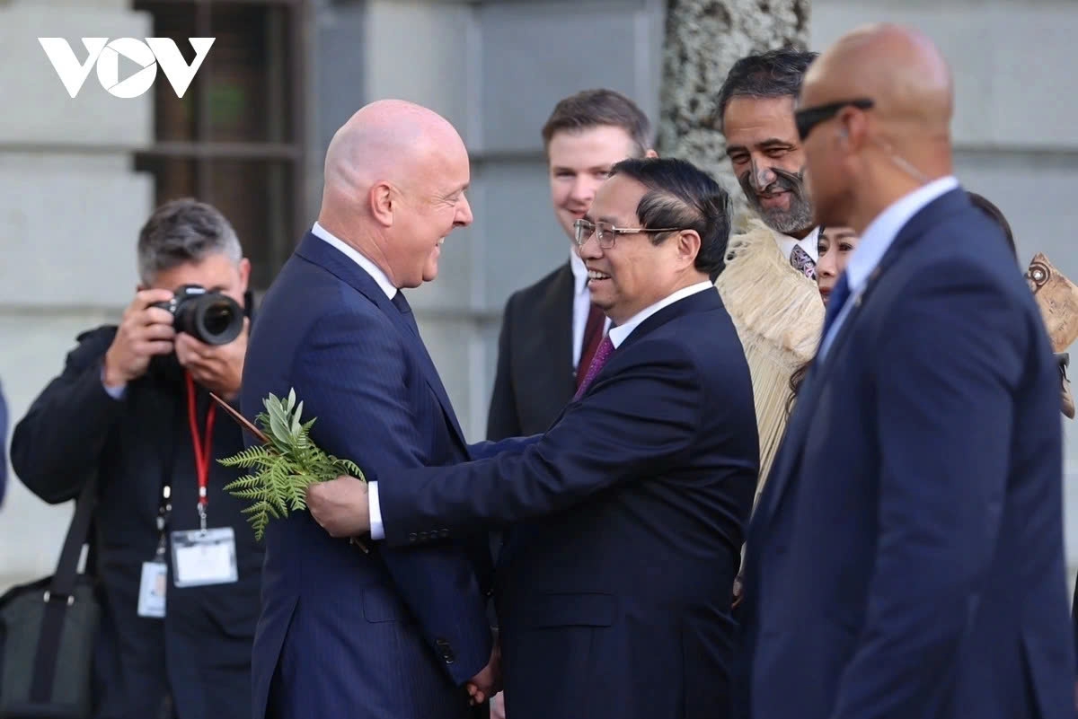 New Zealand Prime Minister Christopher Luxon welcomes Vietnamese Prime Minister Pham Minh Chinh during the latter's visit to Wellington in March 2024