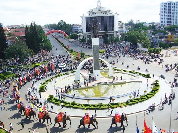 A street parade of elephants is held as part of the 8th Buon Ma Thuot Coffee festival in 2023. (Photo courtesy of BMB Group)