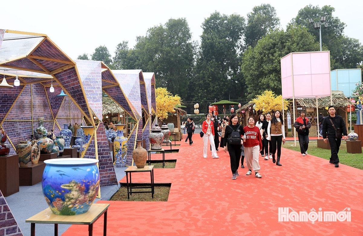 The exhibition takes place on the occasion of a ceremony to honour the recognition of Hanoi’s two traditional craft villages, Bat Trang ceramic village in Gia Lam district and Van Phuc silk village in Ha Dong district, as official members of the World Crafts Cities Network.