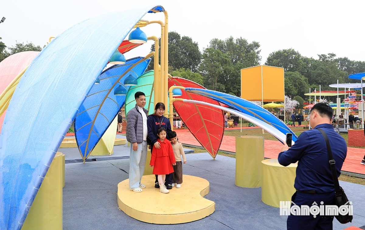 The exhibition provides beautiful backgrounds for visitors to pose for check-in photos.