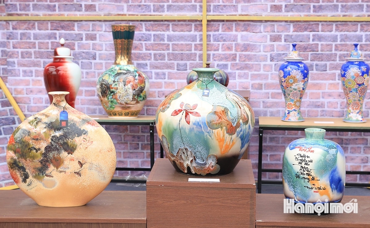 The event features a range of ceramic works created by artisans in Bat Trang ceramic village.