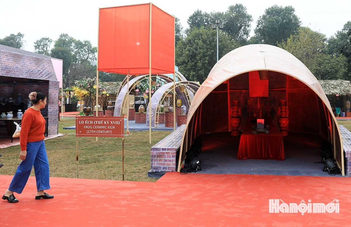 A kiln model in Bat Trang ceramic village is put on display.