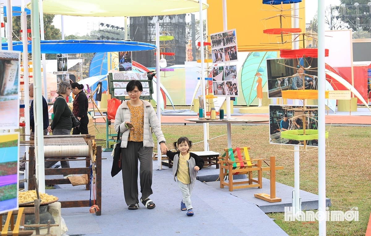 Van Phuc silk village, which is one of the most famous craft villages nationwide, is also introduced to visitors.