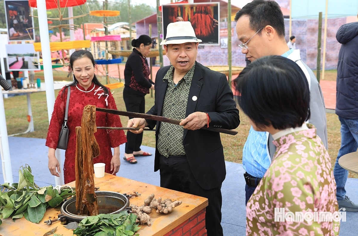 Artisan Nguyen Anh Son of Van Phuc silk village introduces a process of fabric dyeing to visitors.
