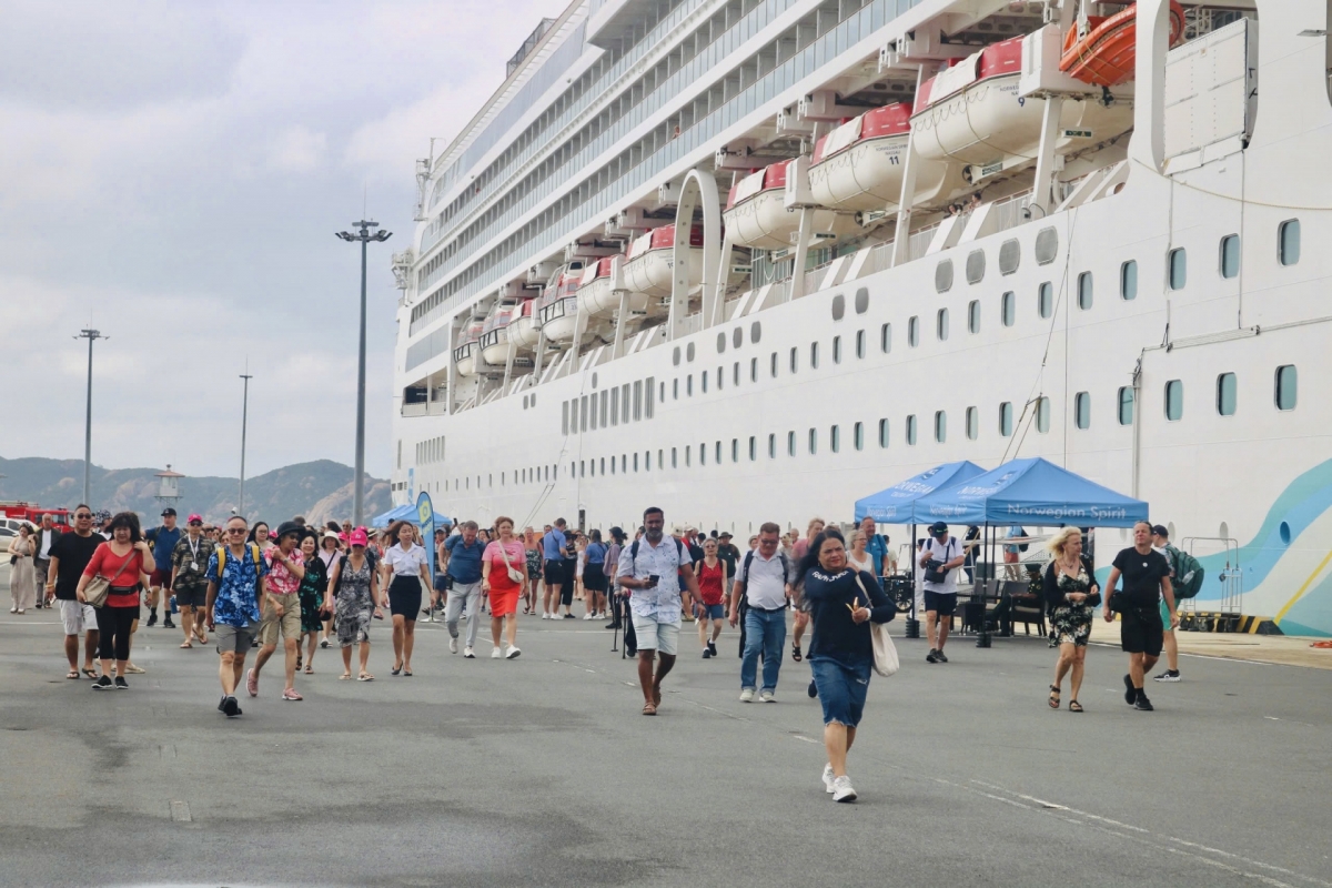 Cruise ship Norwegian Spirit carrying up to 1,900 passengers docks on February 26 at Cam Ranh International Port. (Photo: baokhanhhoa.vn)