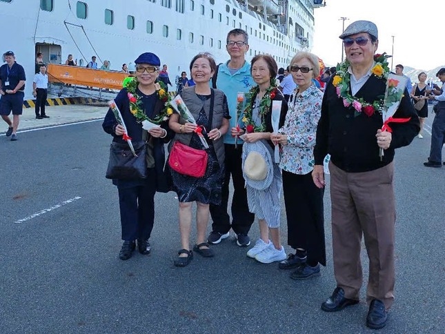 Cruise ship Norwegian Spirit brings 1,900 foreign tourists to Khanh Hoa province on February 6.
(Photo: tienphong.vn)