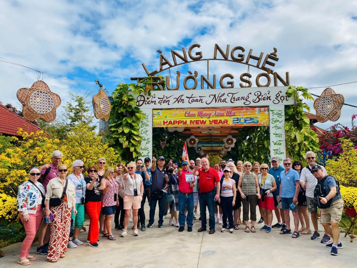 Upon their arrival, foreign visitors take part in various tours to explore Nha Trang city. (Photo: baokhanhhoa.vn)
