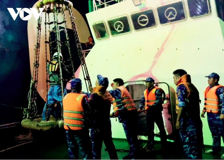 Sailor in distress transported to Con Dao medical center for treatment