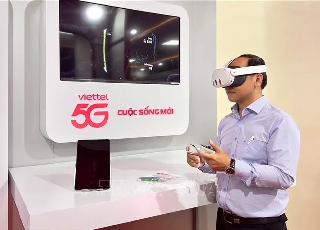 A man experiences virtual reality technology at a digital transformation exhibition in An Giang province in 2024.