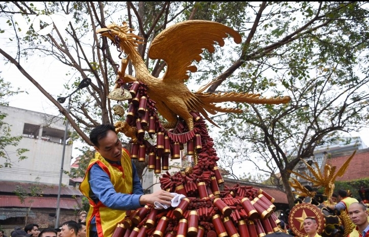It is organised annually in honour of Saint Thien Cuong’s glorious victory as he originally came from Dong Ky village.