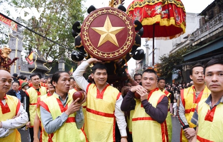In the procession, each cracker is alternately carried by around 100 men aged 35 to 50 from the traditional cultural house to the ground of the communal house.