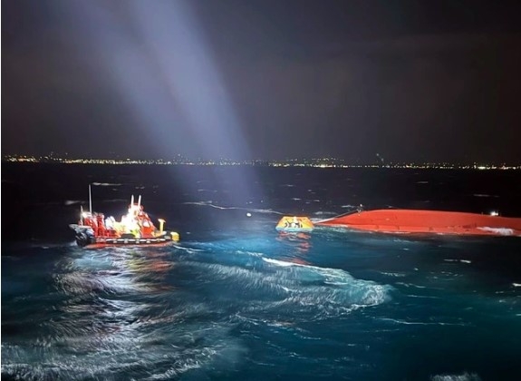 Three Vietnamese sailors rescued after fishing boat capsizes off Jeju Island (Photo: thanhnien.vn)