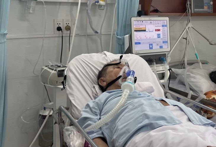 An elderly patient receives treatment at a medical facility in Hanoi (Photo: baotintuc.vn)
