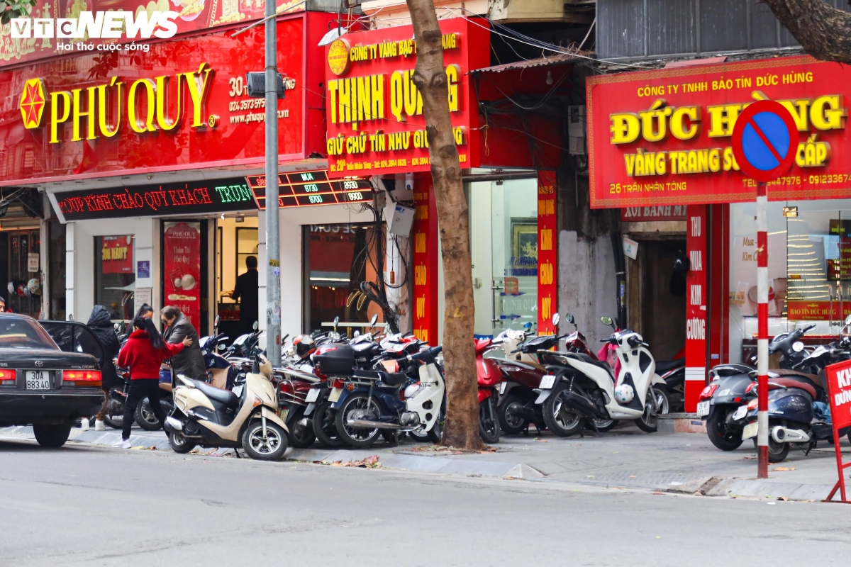 On the first working day after the nine-day Lunar New Year break, jewelry shops located on Hanoi’s Tran Nhan Tong street, dubbed "the street of gold", open to welcome customers seeking new-year fortune.