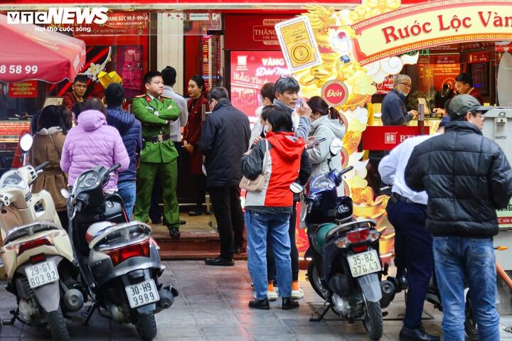 Customers queue to purchase gold at a shop on Tran Nhan Tong street.