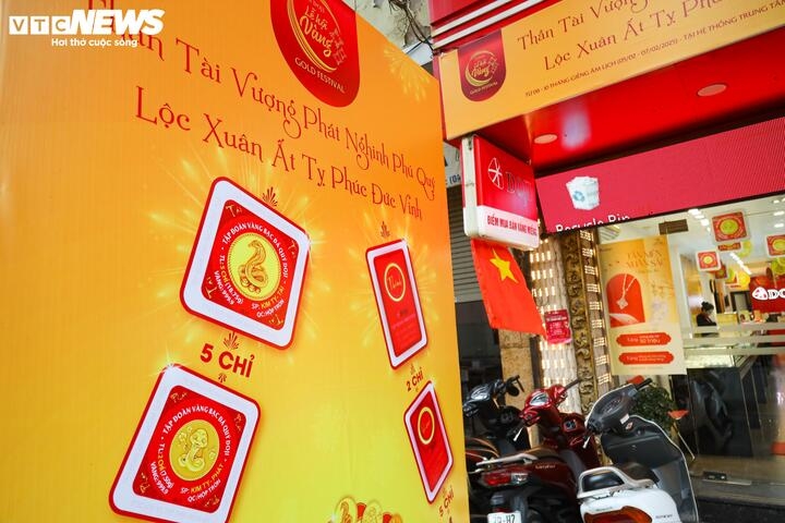In addition to traditional products such as figurines of the God of Wealth inscribed with words like Phúc (Happiness), Lộc (Prosperity) Tài (Wealth), and Thọ (Longevity), gold companies have also made a variety of snake-themed items in celebration of the Lunar New Year 2025 of the Snake.
