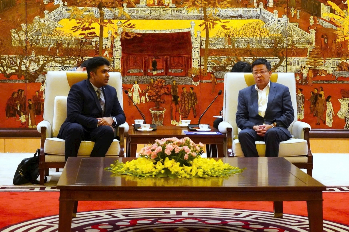 Deputy head Duong Duc Tuan (R) of the Hanoi administration and Larsen &amp; Toubro CEO Narayan M. Vernekar during their meeting in Hanoi on February 21. (Photo: HNMO)