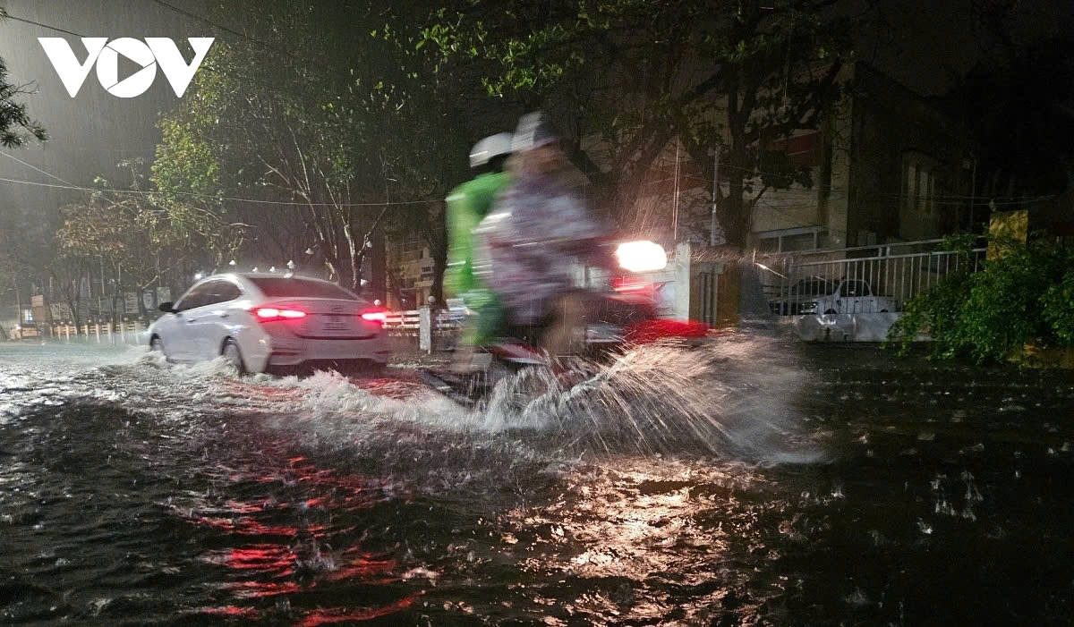 Heavy rain floods several major arteries in Phu Yen province on February 23 evening