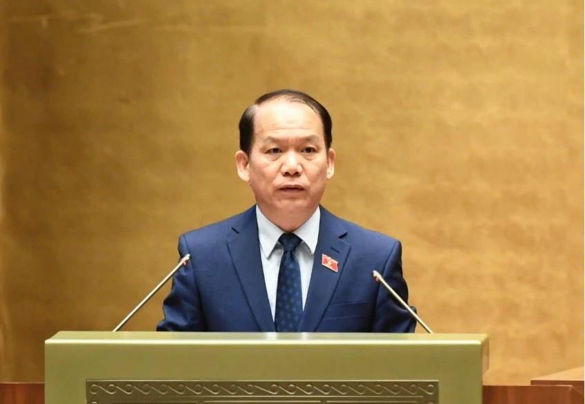 Chairman of the National Assembly's Committee for Legal Affairs Hoang Thanh Tung presents the report on explanations, revisions, and adjustments to the revised Law on Government Organization