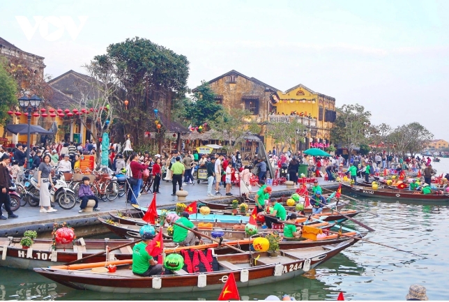 Both sides of the Hoai River are constantly crowded, whilst those offering boat tours are extremely busy during the festive period.
