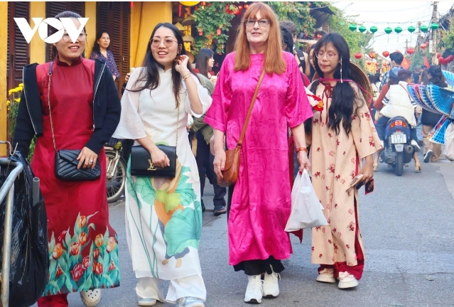The lantern district becomes an unmissable "photo-op" spot for tourists visiting Hoi An Ancient Town.