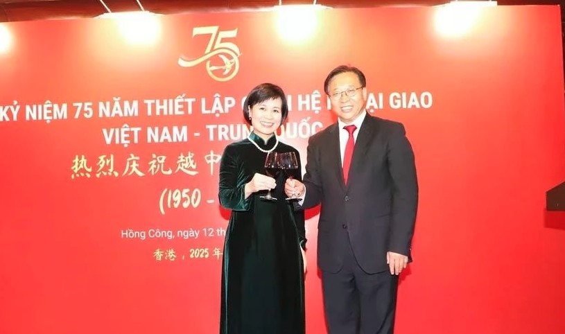 Vietnamese Consul General Le Duc Hanh (L) and Commissioner of the Chinese Ministry of Foreign Affairs in Hong Kong Cui Jianchun 
