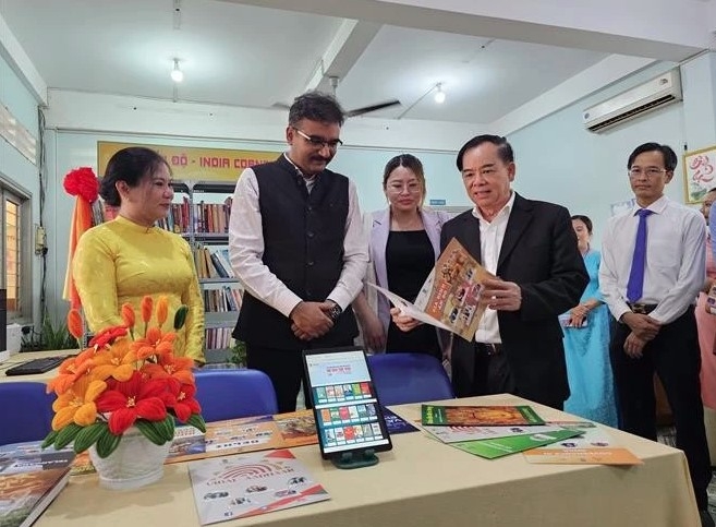 Representatives from the Consulate General of India in Ho Chi Minh City and Ben Tre province visit "India Corner" at Nguyen Dinh Chieu Library.