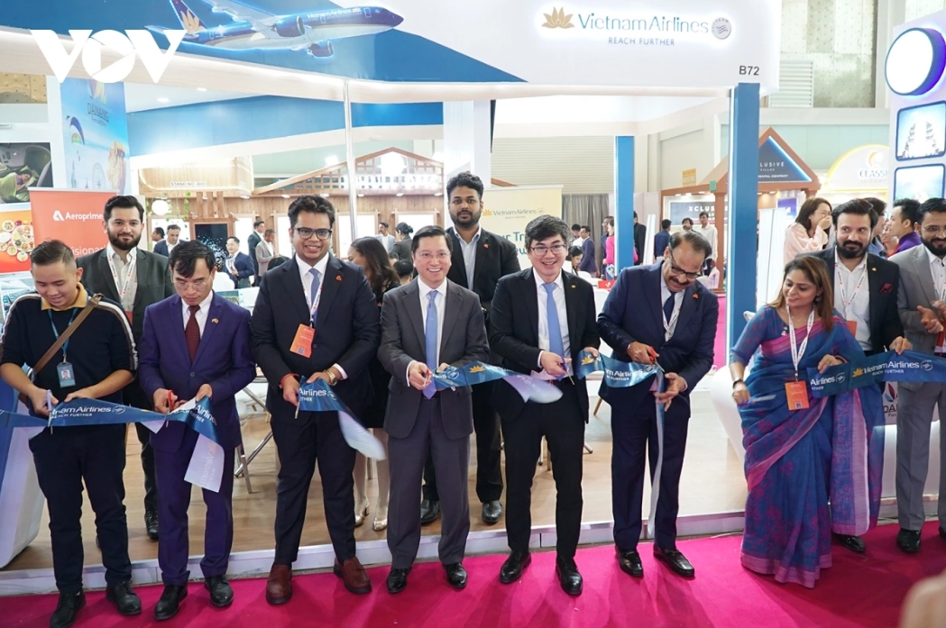 Delegates cut the ribbon to inaugurate a booth of Vietnam Airlines at SATTE 2025.
