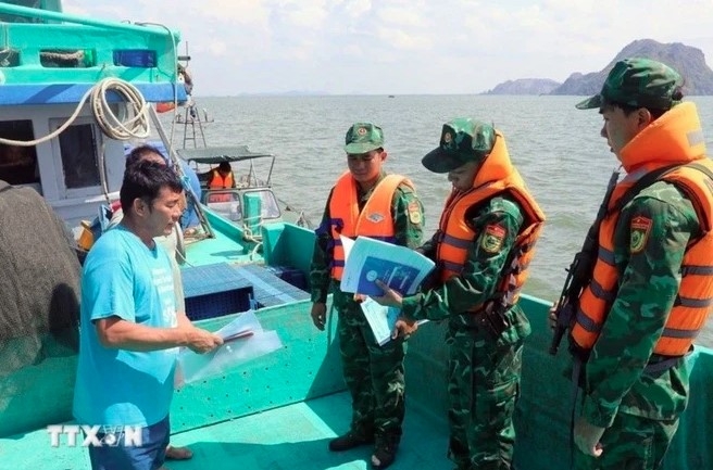 Officers and soldiers from the Hon Chong Border Guard Station inspect fishing boats operating in the fishing grounds.