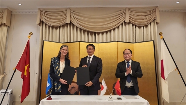 From left: Resident Representative of the United Nations Development Programme (UNDP) in Vietnam Ramla Khalidi, Japanese Ambassador to Vietnam Ito Naoki, and National Innovation Center (NIC) director Vu Quoc Huy sign agreements to deliver and receive the aid in Hanoi on February 27. (VNS Photo Bao Hoa)