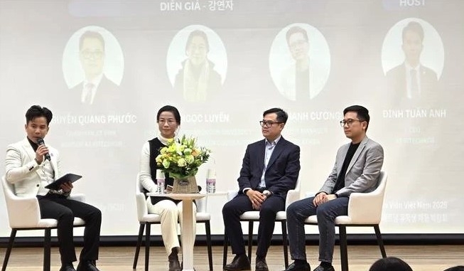 Speakers share experience with Vietnamese students at the job fair