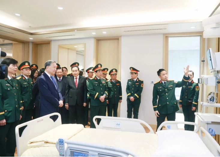Party General Secretary To Lam and several key political figures visit the the Institute for Health Protection of Central Officials and the Clinical Institute for Infectious Diseases.