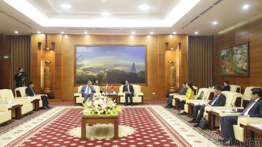 Secretary of the Lao Cai provincial Party Committee and Chairman of the People’s Committee Trinh Xuan Truong discusses potential collaboration with Israeli Ambassador to Vietnam Yaron Mayer during a meeting in Lao Cai city on February 19. (Photo: baolaocai.vn)