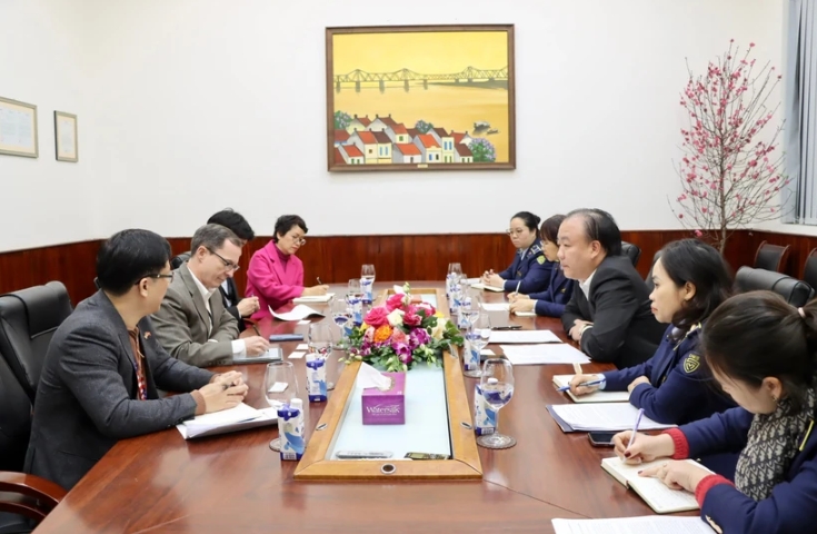 At the working session between the Vietnam Directorate of Market Surveillance and the US Embassy over counterfeit Sunview-branded raisins in Hanoi on February 7. (Photo: dms.gov.vn)