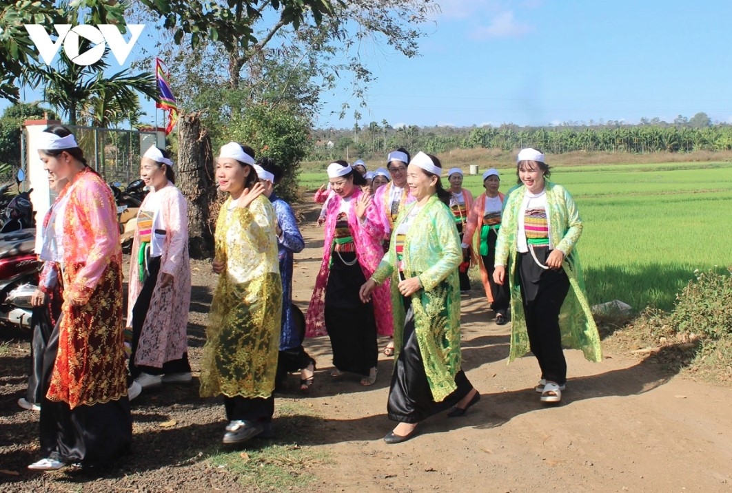 Crowds of the Muong in different colourful outfits gather in Buon Ma Thuot city to prepare for the festival.