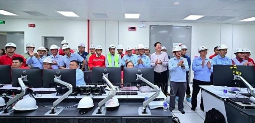 PV Power leaders and engineers officially operate the Nhon Trach 3 power plant as it connects to the national grid.
