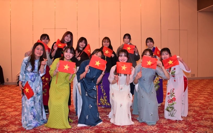 Vietnamese students of Osaka University take a group photo at the Vietnamese Culture Day in Japan programme