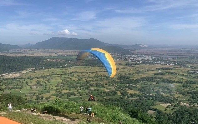 A paraglider takes off on Phung Hoang Mountain in An Giang province’s Tri Ton district.