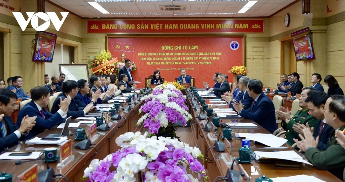 During the meeting, Party General Secretary To Lam analyzes major challenges facing the healthcare sector and outline the requirements for its development in the new context.