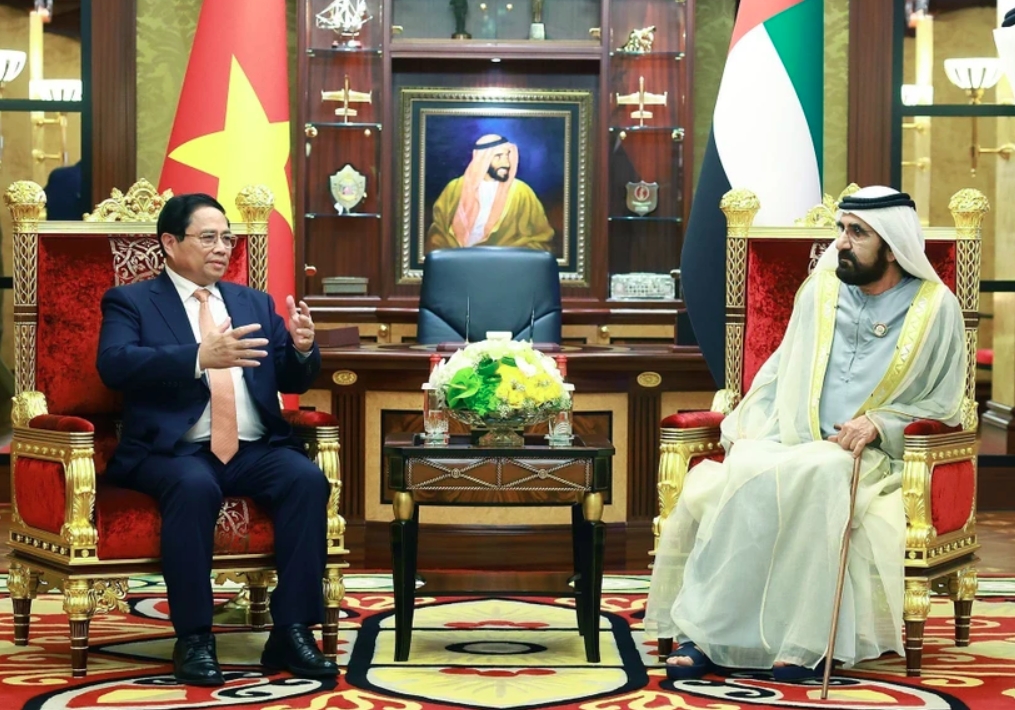 Prime Minister Pham Minh Chinh (L) holds talks with UAE Vice President and Prime Minister Sheikh Mohammed bin Rashid Al Maktoum in Dubai on October 28, 2024 (local time).