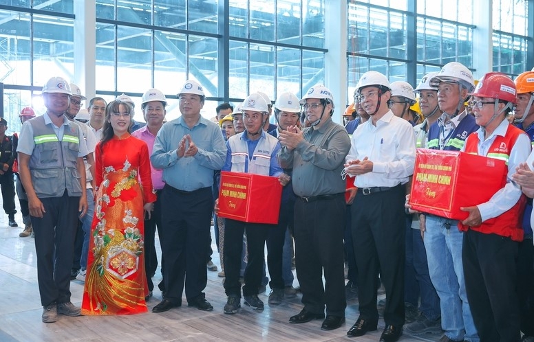 PM Chinh encourages, and presents Tet gifts to workers at Tan Son Nhat Airport Terminal T3 project