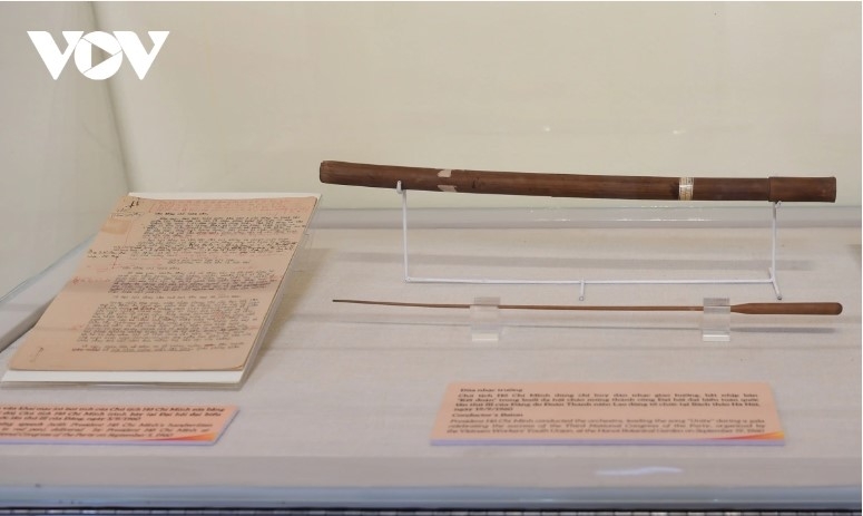  The conductor's baton used by President Ho Chi Minh to lead the symphony orchestra in conducting the song "Solidarity" during the gala celebrating the success of the 3rd National Party Congress, organized by the Youth Union at the Hanoi Botanical Garden on September 19, 1960.